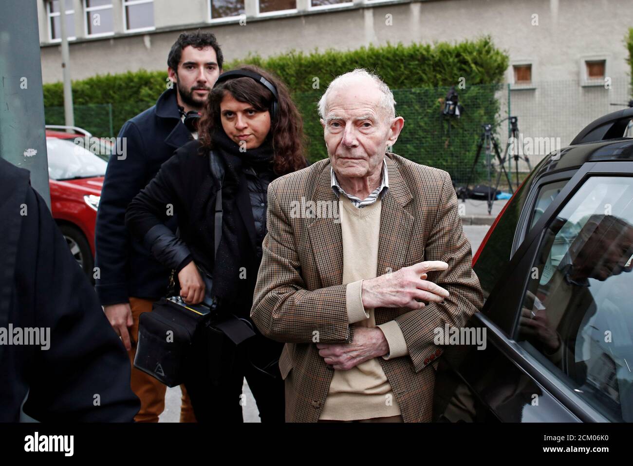 Pierre Lambert, el padre del cuadripléjico francés Vincent Lambert, que ha  estado en un estado vegetativo profundo por más de una década llega al  Hospital Sebastopol en Reims, Francia el 20 de