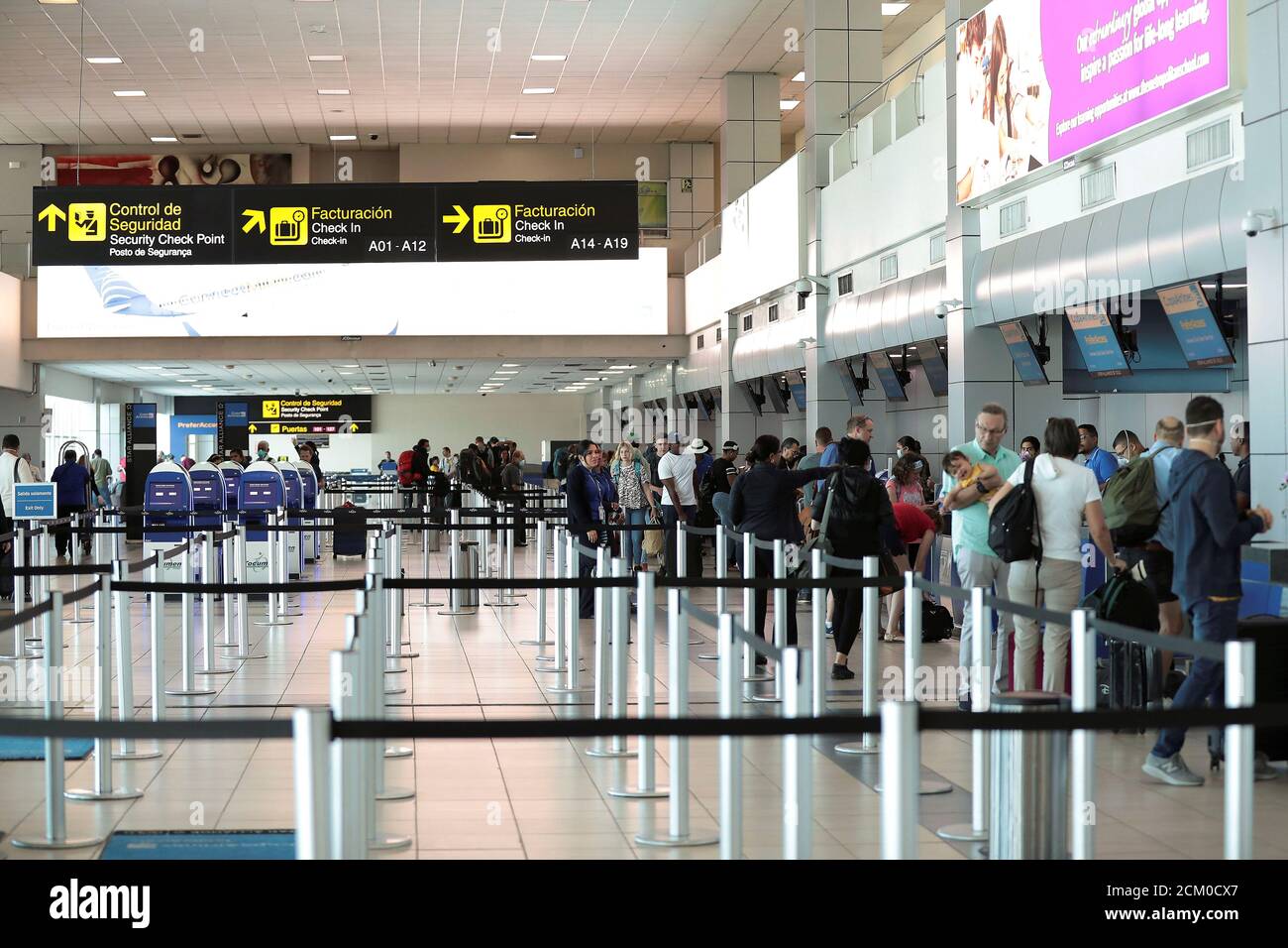 Una vista general muestra a los pasajeros en los mostradores de Copa  Airlines en el Aeropuerto Internacional de Tocumen después de que el  gobierno panameño restringió los vuelos en los últimos días