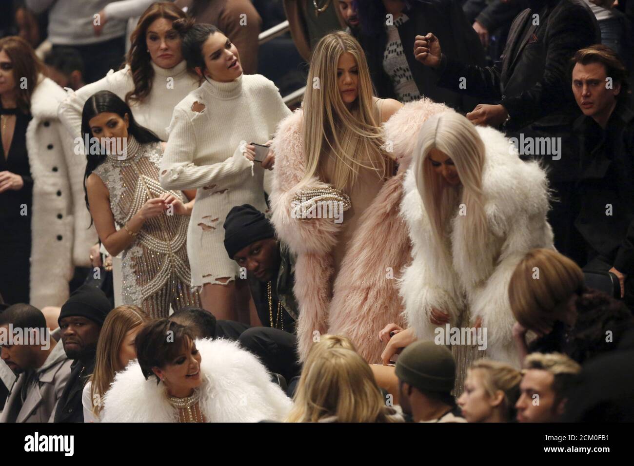 L-R) Caitlyn Jenner, Kourtney Kardashian, Kendall Jenner, Lamar Odom, Khloe  Kardashian y Kim Kardshian asisten a la presentación de la Colección Yeezy  Season 3 de Kanye West y a la fiesta de