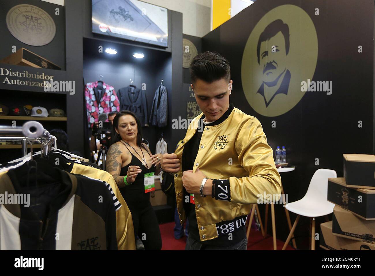 Un hombre prueba una chaqueta en un stand de la Marca de ropa 'el Chapo 701',  propiedad de su hija Alejandrina Gisselle Guzman, en la feria Intermoda en  Guadalajara, México 16 de