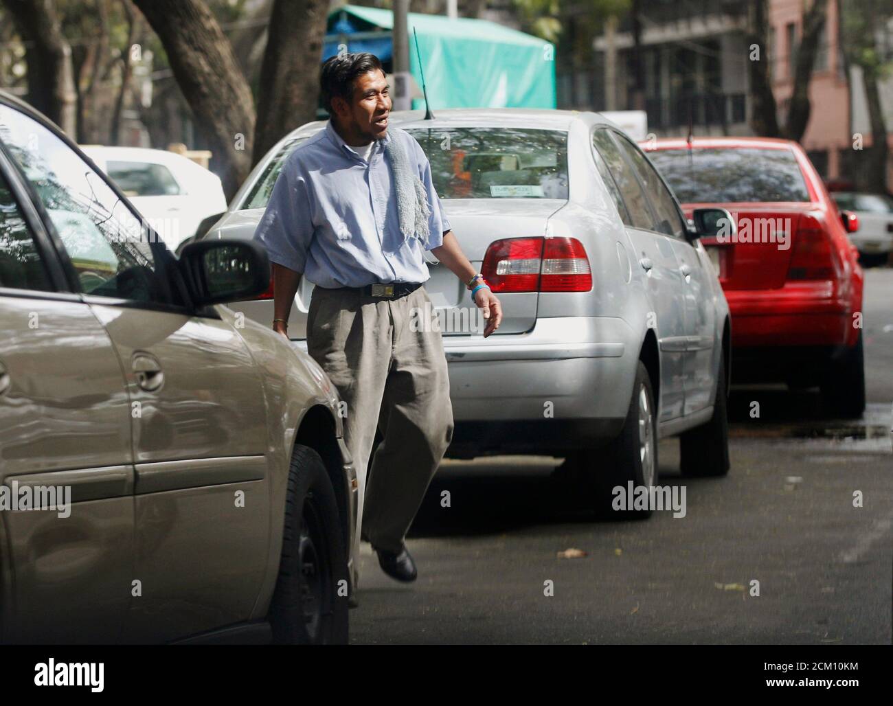 Un hombre, conocido como "Franelero" o "chico trapo", trabaja para aparcar  coches en las calles del barrio de Condesa en la Ciudad de México 3 de  febrero de 2011. Franeleros, conocido por