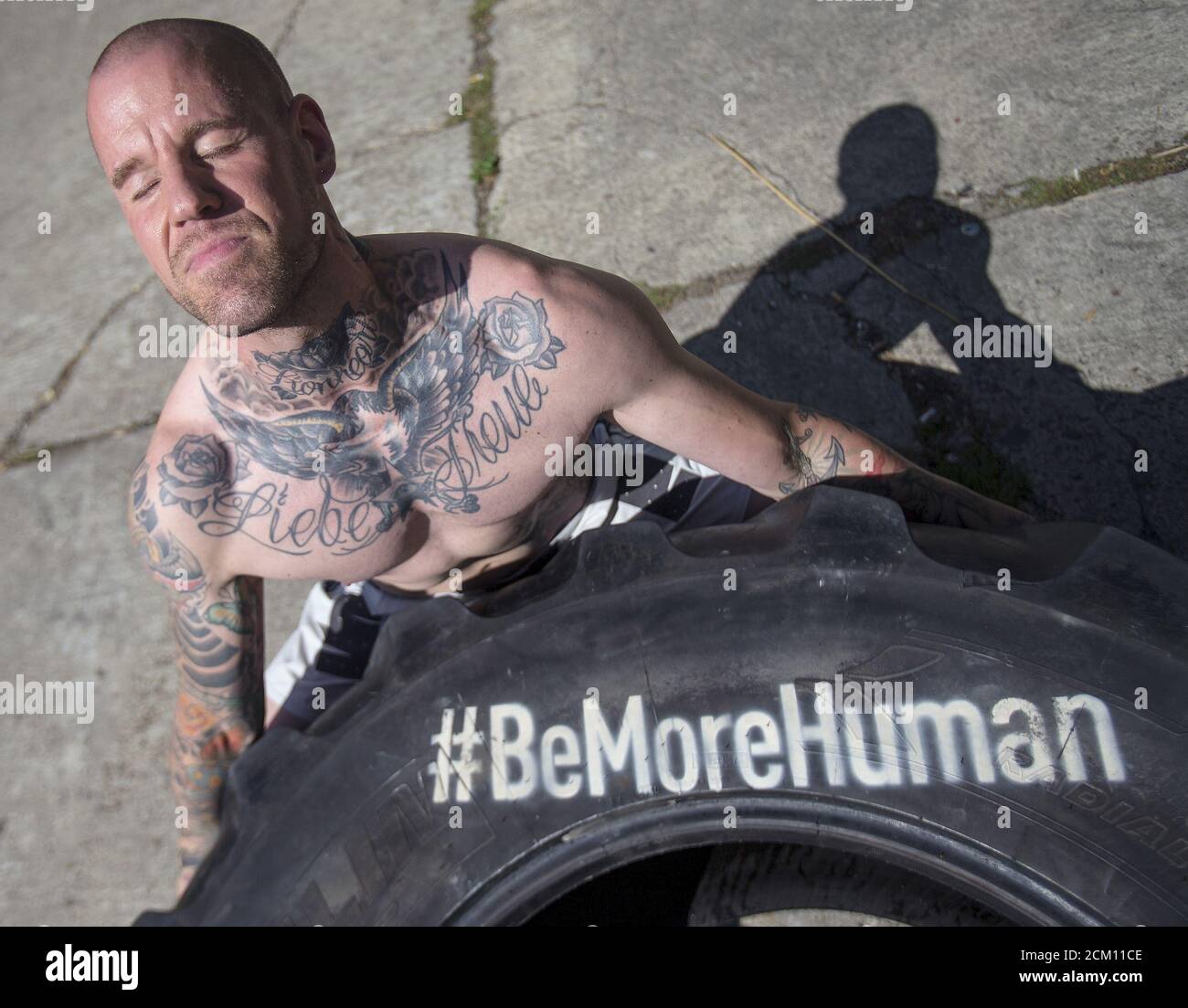 El deportista de Crossfit Simon Mueller da un neumático un evento de promoción de Reebok en Berlín, Alemania, 2 septiembre de 2015. La firma alemana de ropa deportiva está