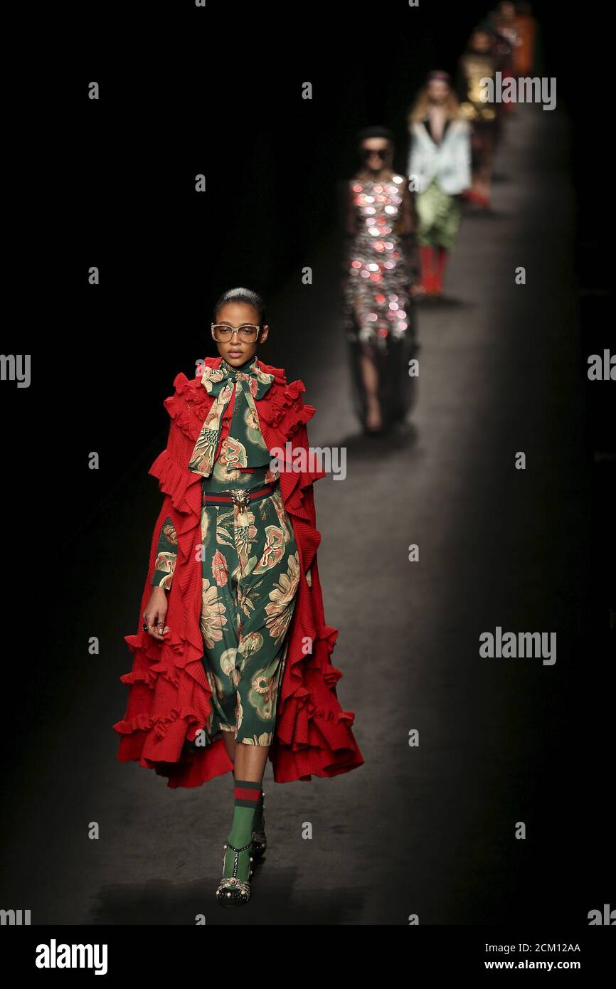 Los modelos presentan creaciones de la colección de mujeres Otoño/Invierno durante la Semana de la Moda de Milán, Italia, 24 de febrero de 2016. REUTERS/Stefano Rellandini Fotografía de stock - Alamy