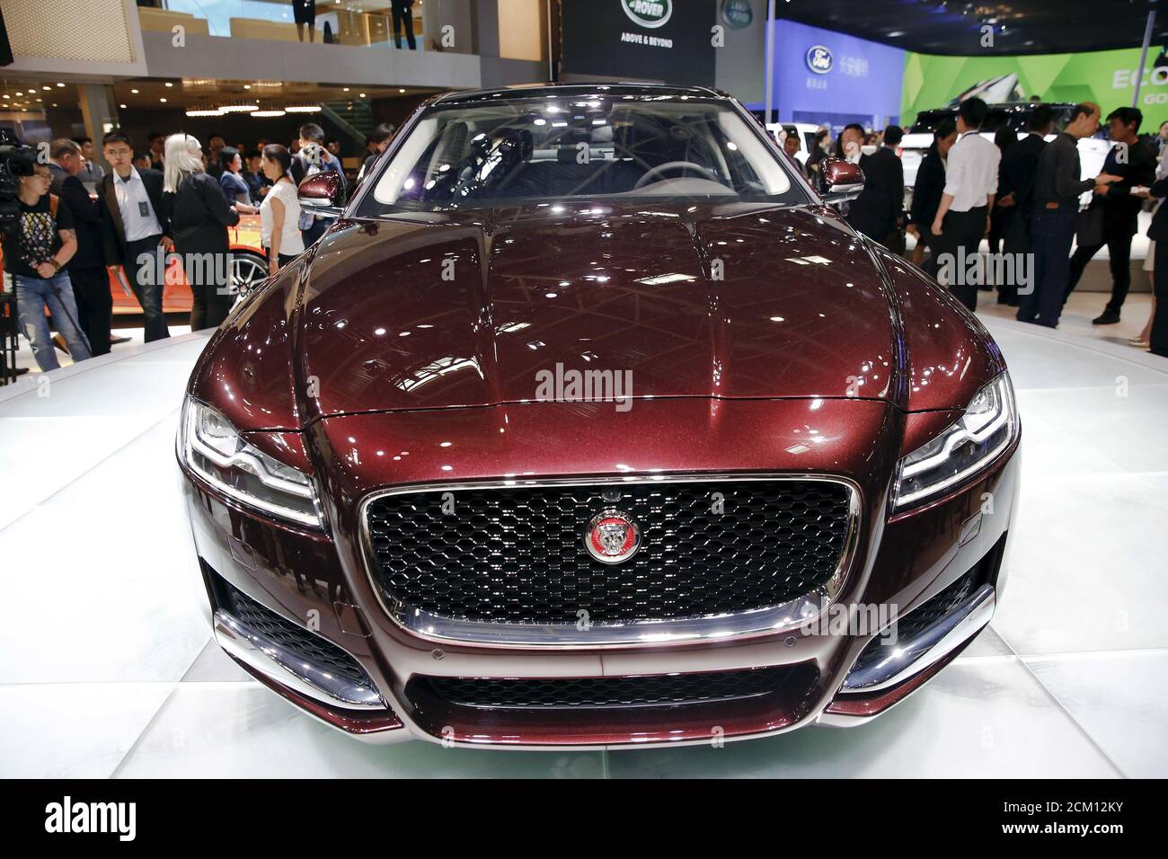 La gente se reúne en torno al nuevo Jaguar XFL durante la Auto China 2016 auto show en Beijing 25 de abril de 2016. REUTERS/Damir Sagolj Foto de stock