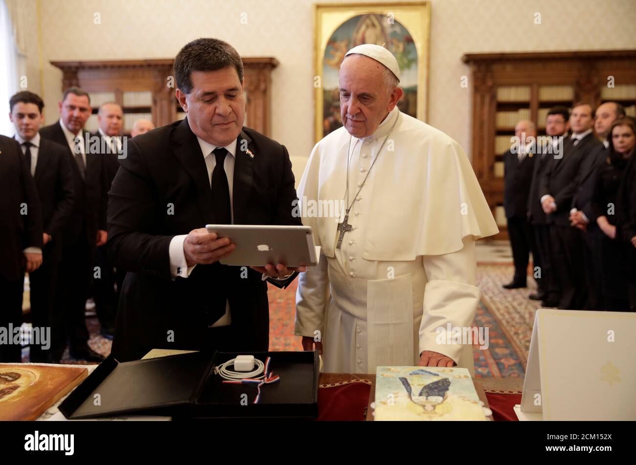 El Papa Francisco intercambia regalos con el Presidente de Paraguay,  Horacio Cartes, durante una audiencia privada en el Vaticano el 9 de  noviembre de 2017. REUTERS/Alessandra Tarantino/Piscina Fotografía de stock  - Alamy