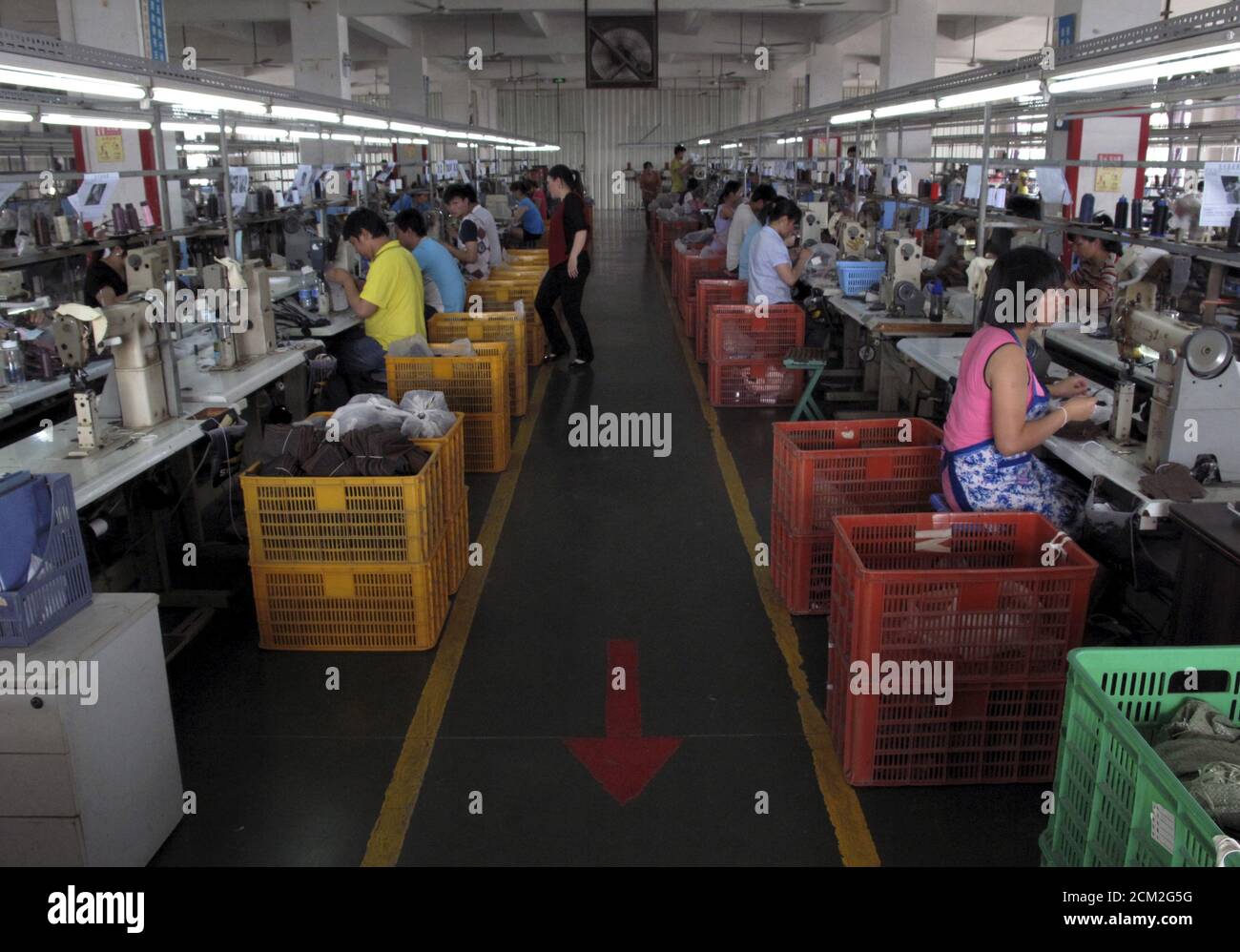 Los empleados trabajan en una fábrica de Shuangwei en Putian, provincia de  Fujian, China, 14 de mayo de 2015. Criticada e incluso demandada por la  Marca de lujo Gucci y otros por
