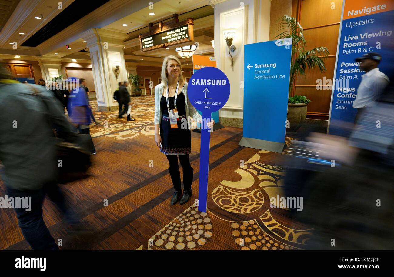 Mandy Roth of the Samsung public relations team holds a directional sign prior to the Samsung press conference at CES in Las Vegas, U.S., January 4, 2017. REUTERS/Rick Wilking Foto de stock