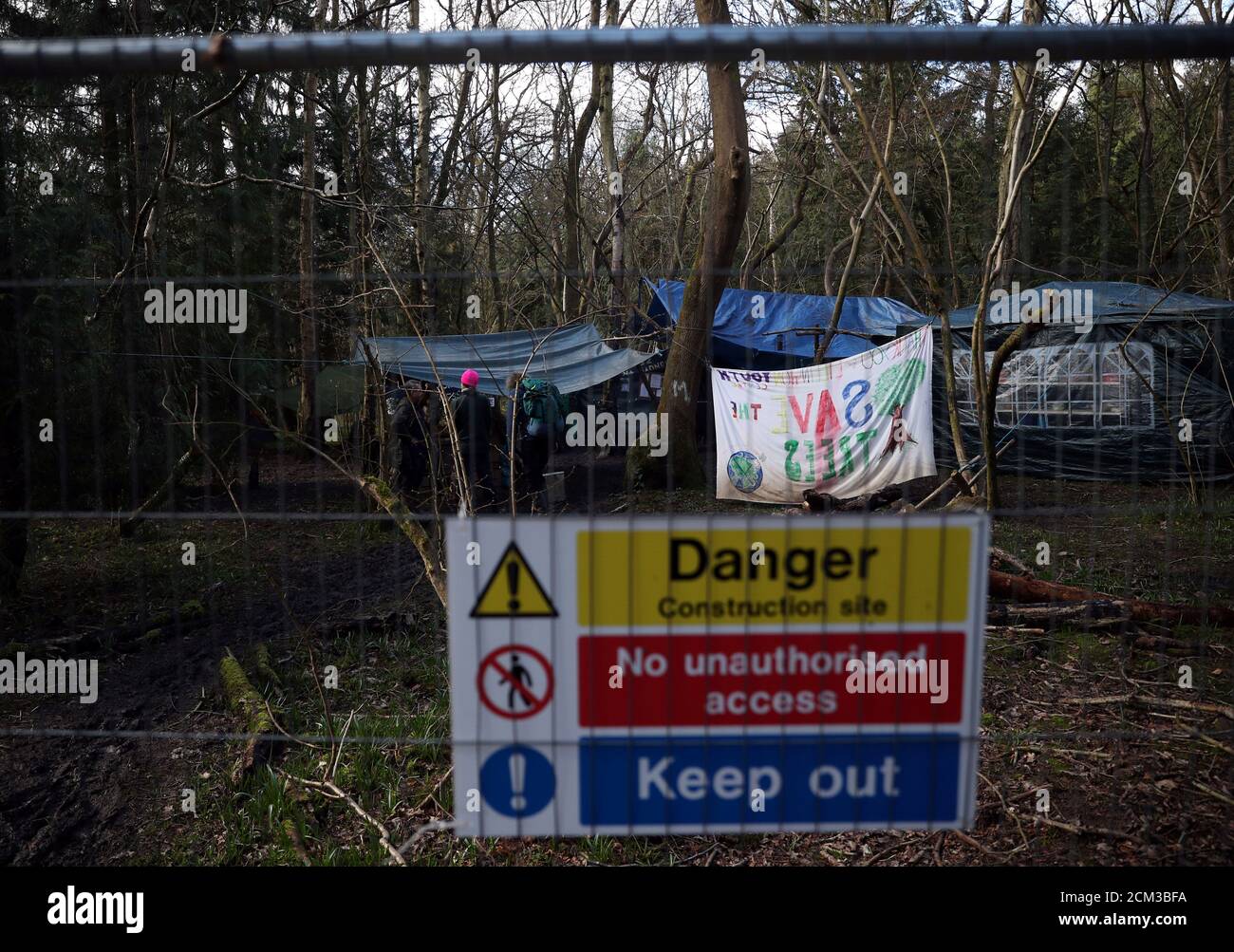 Un campamento de protesta contra el HS2 rodeado de árboles que serán talados para dar paso al proyecto ferroviario de alta velocidad HS2 de Gran Bretaña se ve en South Cubbington Wood cerca de Leamington Spa, Gran Bretaña, 2 de marzo de 2020. Foto tomada el 2 de marzo de 2020. REUTERS/Hannah McKay Foto de stock