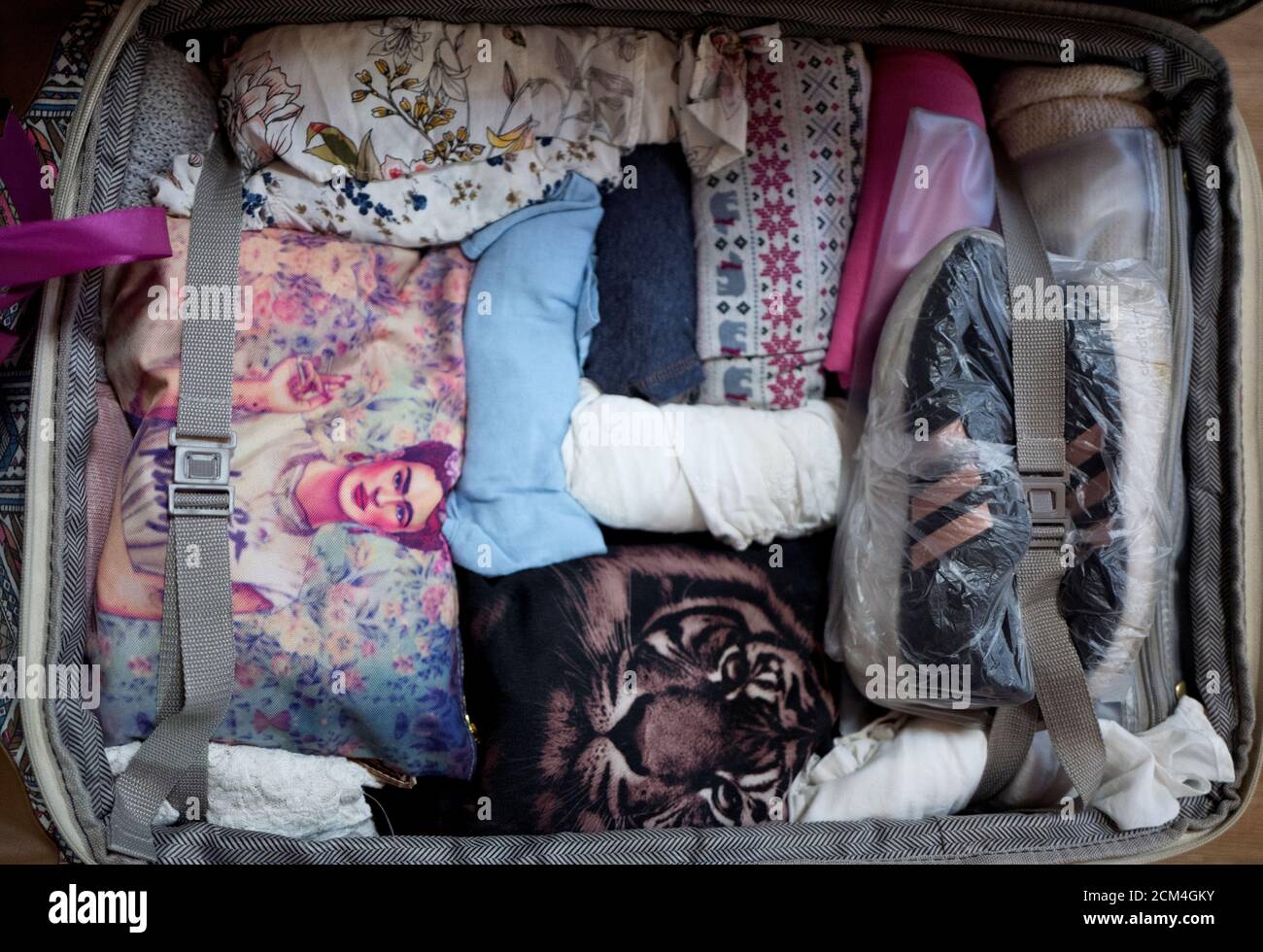 Ropa y zapatos pertenecientes a Areelis Morales, de 30 años, se embalan en  una maleta para su traslado a España, en Caracas, Venezuela, el 9 de enero  de 2019. Hasta enero, José