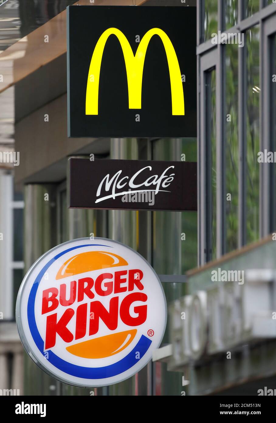 Logotipos de las cadenas de comida rápida McDonald's y Burger King se ven  frente a sus restaurantes en París, Francia, 10 de abril de 2019.  REUTERS/Christian Hartmann Fotografía de stock - Alamy