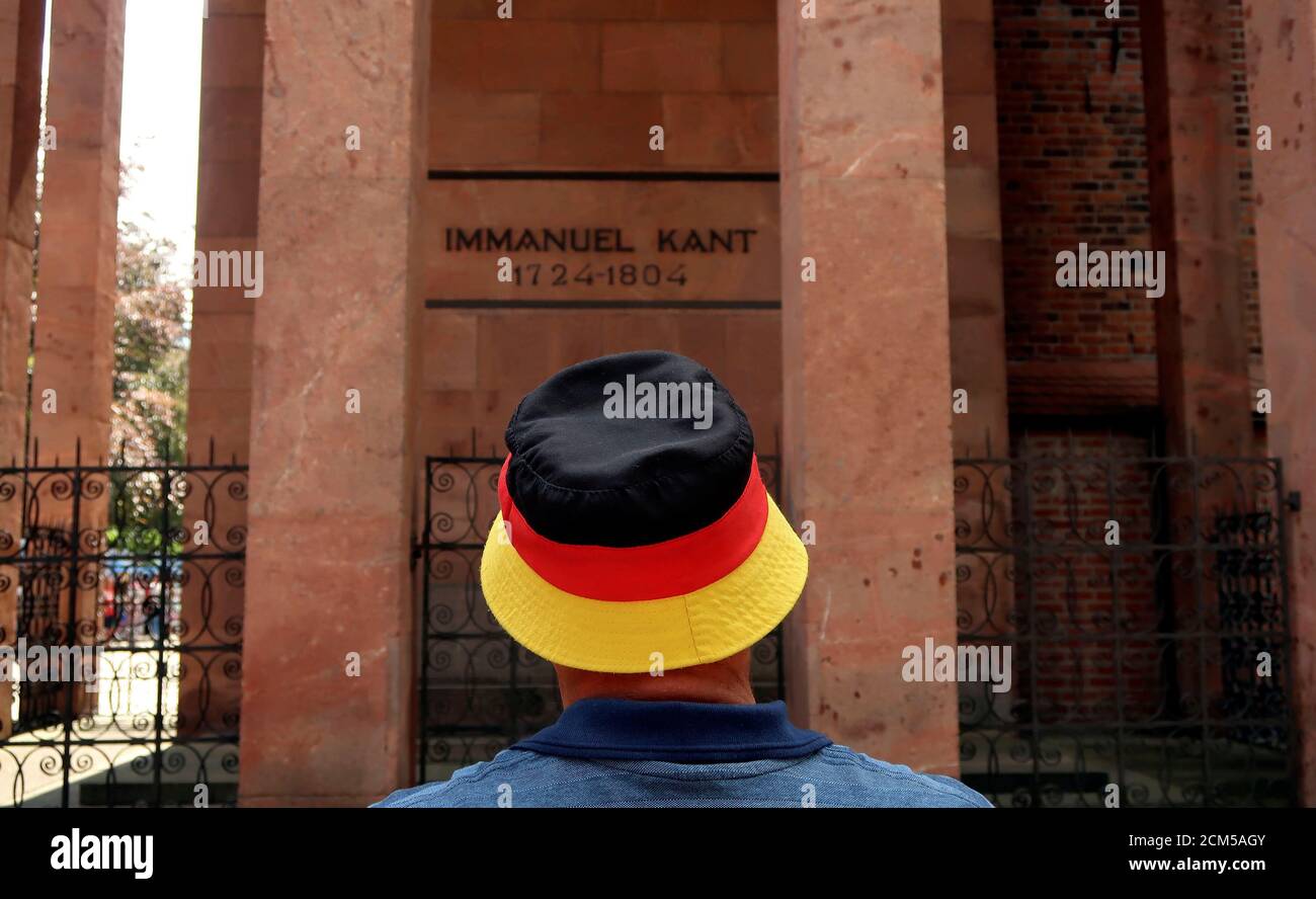 Un aficionado al fútbol alemán se encuentra frente a la tumba del filósofo  alemán Immanuel Kant durante la Copa Mundial de la FIFA en Kaliningrado,  Rusia, el 27 de junio de 2018.