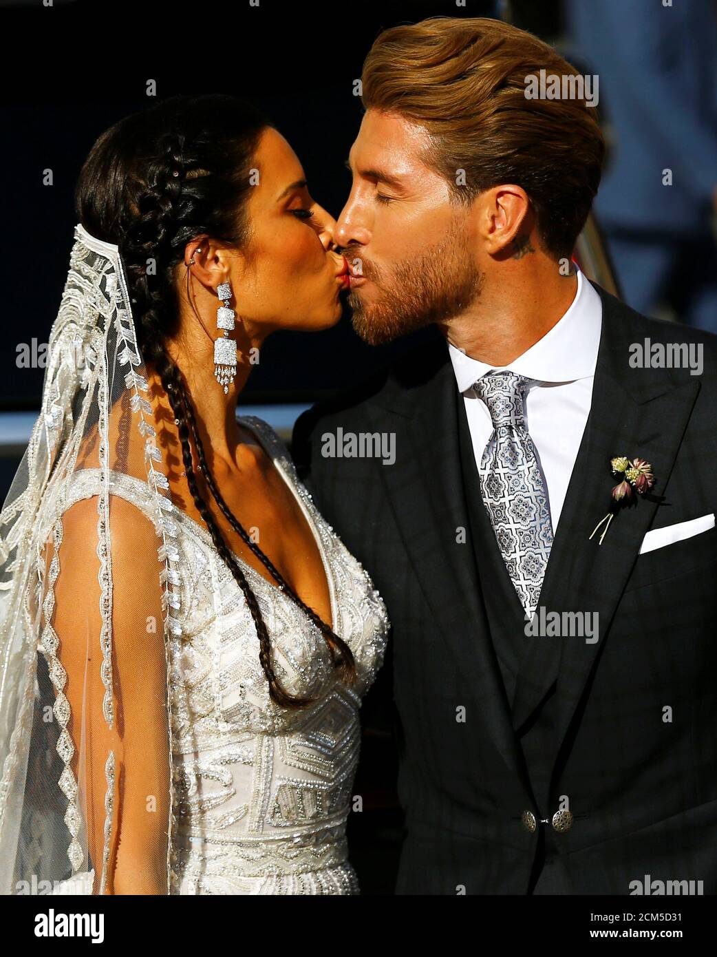 El capitán del Real Madrid Sergio Ramos y su esposa Pilar Rubio se besan  después de su boda en la catedral de Sevilla, España 15 de junio de 2019.  REUTERS/Marcelo del Pozo