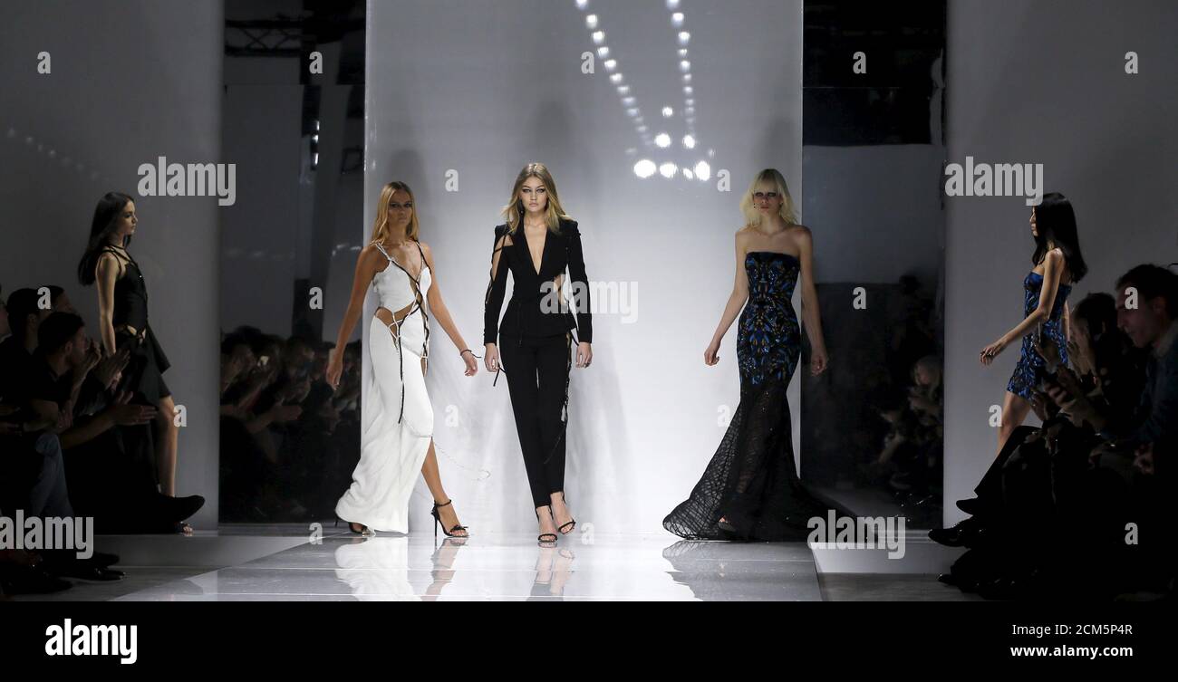Los modelos presentan las creaciones de la diseñadora italiana Donatella Versace como parte de su alta costura primavera / verano 2016 desfile de moda para Atelier Versace en París 24 de enero de 2016. Foto takien 24 de enero de 2016. REUTERS/Gonzalo fuentes/Archivo Foto de stock