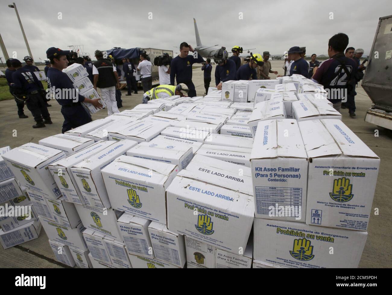 Las cajas de ayuda humanitaria de Colombia se clasifican al llegar al  aeropuerto de Eloy Alfaro en Manta, después de un terremoto en la costa  pacífica de Ecuador, el 24 de abril