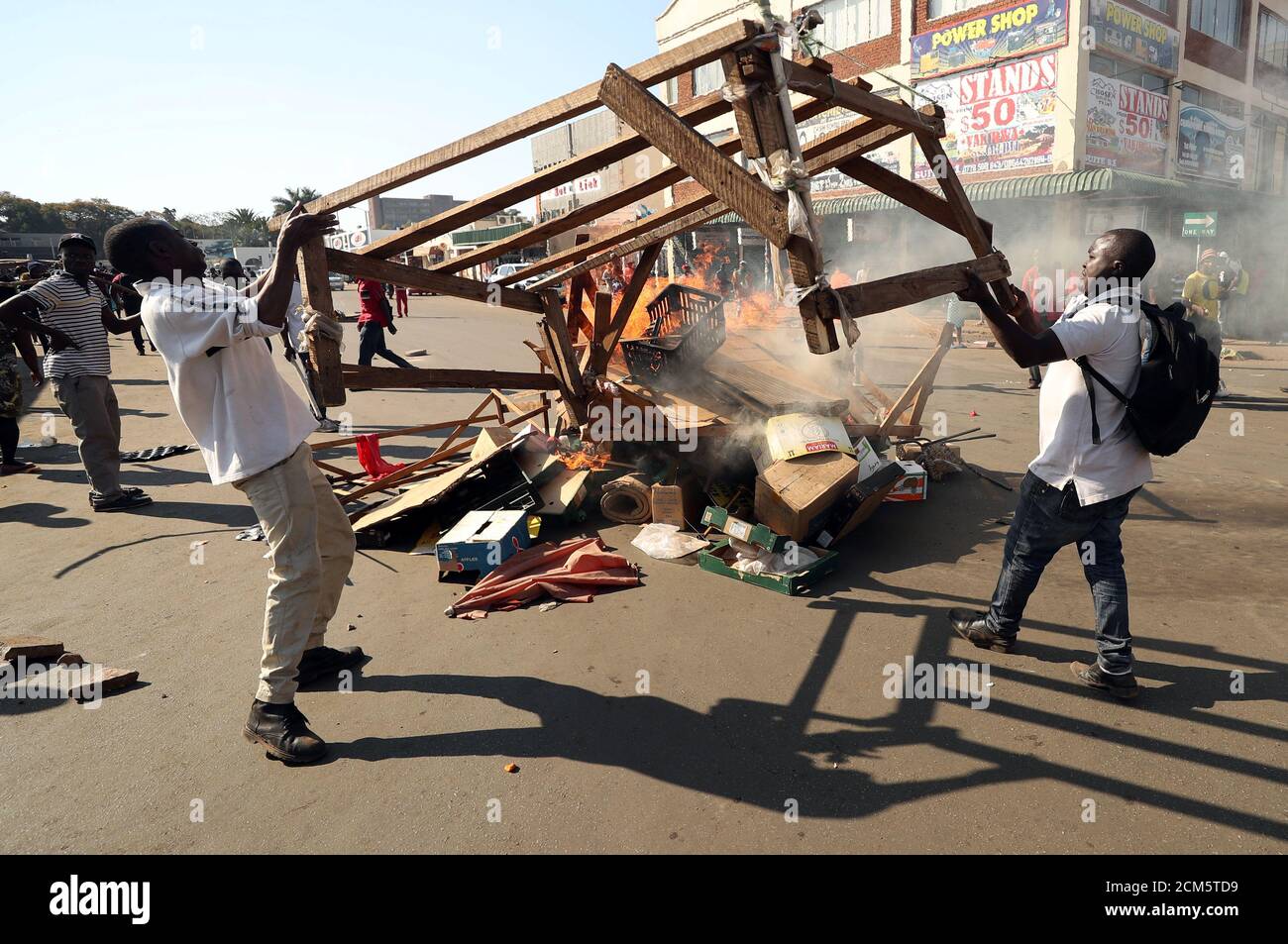 Los manifestantes incendiaron paletas de madera y basura mientras esperan los resultados de las elecciones en Harare, Zimbabwe, 1 de agosto de 2018. REUTERS/Mike Hutchings Foto de stock