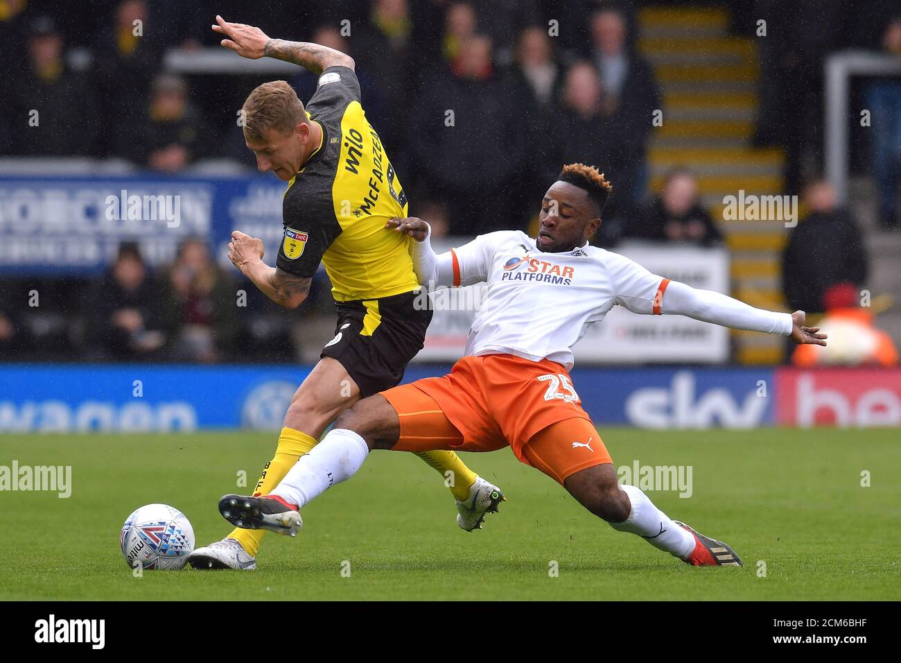 Fútbol - Liga uno - Burton Albion v Luton Town - Pirelli Stadium, Burton,  Gran Bretaña - 27 de abril de 2019 Kyle McFadzean de Burton Albion en  acción con Kazenga LuaLua