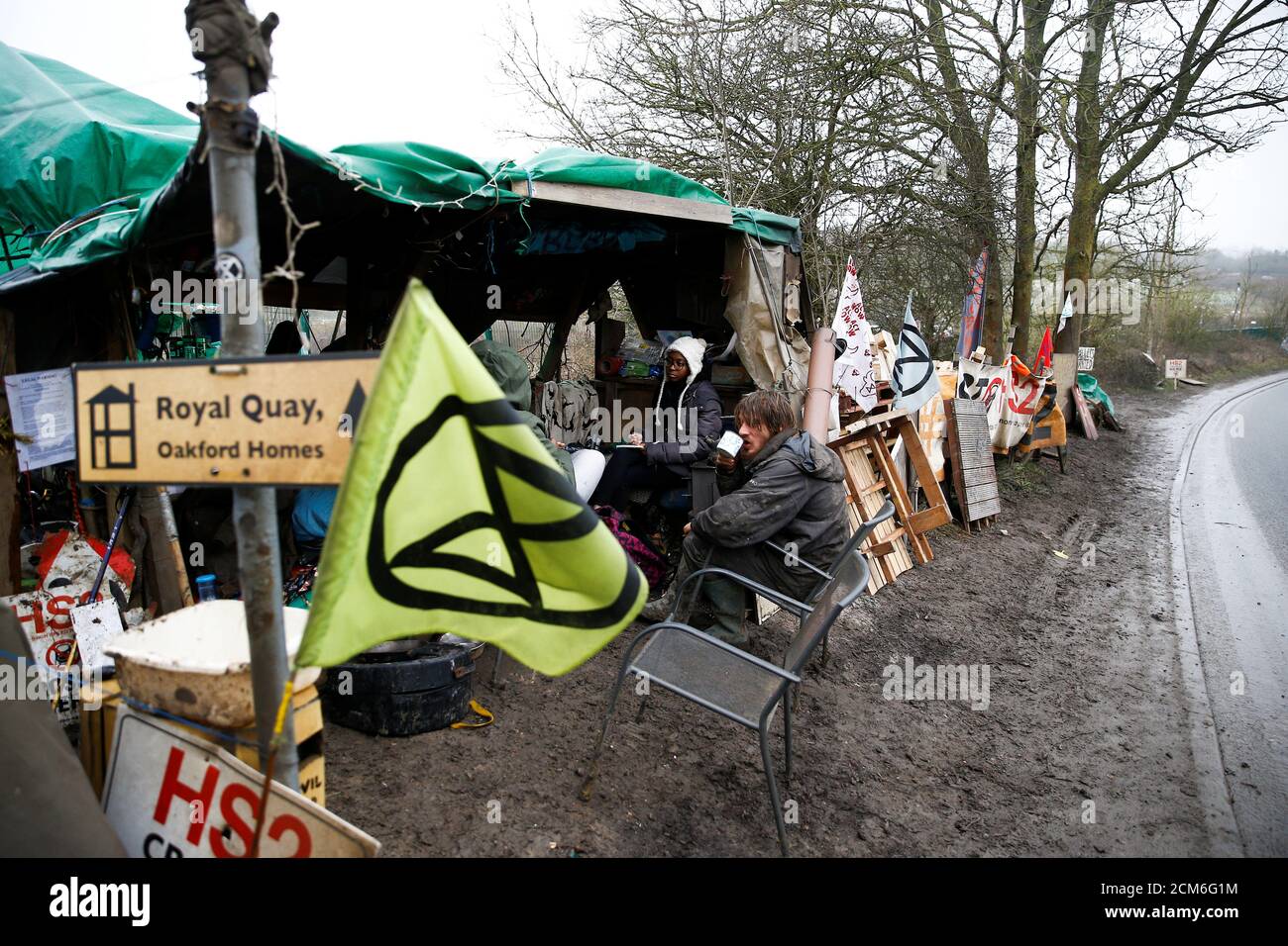 Activistas afiliados a la rebelión de extinción se sientan en un campamento establecido para protestar contra la construcción del ferrocarril HS2 en Harefield, Gran Bretaña, el 22 de enero de 2020. REUTERS/Henry Nicholls Foto de stock