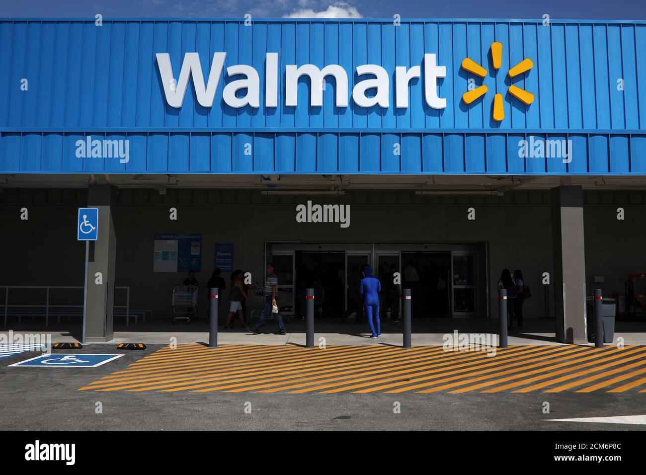 El logotipo de Walmart se ve fuera de una nueva tienda Walmart en San  Salvador, el Salvador, 21 de agosto de 2018. REUTERS/José cabezas  Fotografía de stock - Alamy