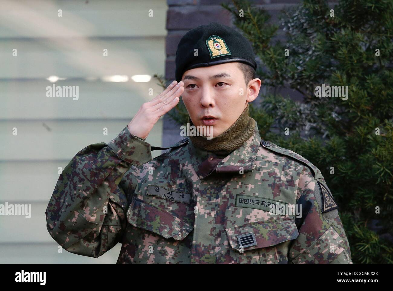 Lider De La Banda K Pop Surcoreana Bigbang G Dragon Posan Para Fotografias Despues De Ser Dado De Alta Del Ejercito En Yongin Corea Del Sur 26 De Octubre De 19 Reuters Heo Corrio Fotografia