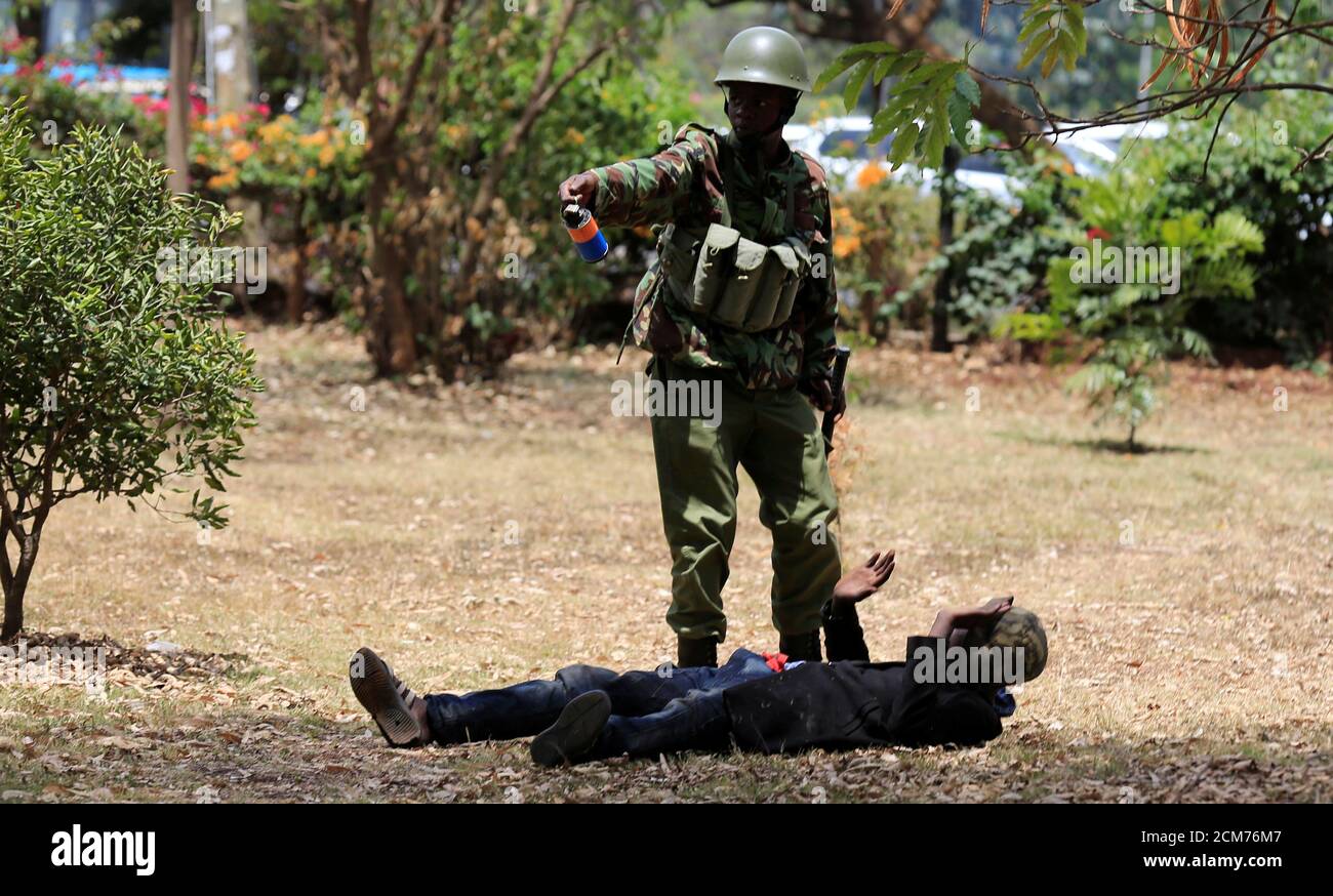 Un policía antidisturbios detiene a un manifestante contra la corrupción que se opone al injerto y abuso de fondos en salud pública, durante una manifestación en Nairobi, la capital de Kenia, el 3 de noviembre de 2016. REUTERS/Thomas Mukoya Foto de stock
