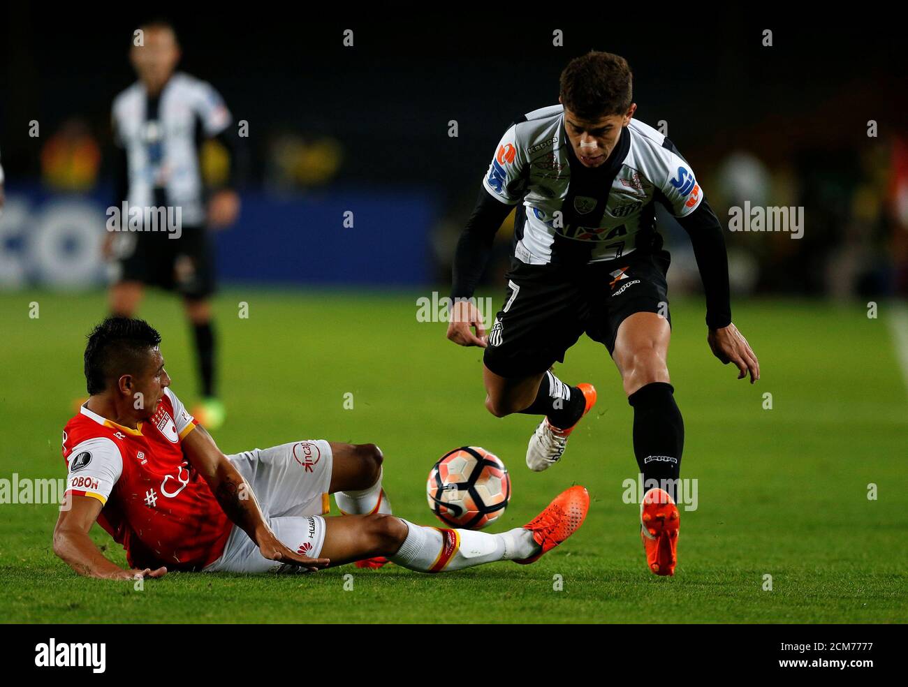 Futbol Santa Fe De Colombia Contra Santos De Brasil Copa Libertadores Estadio Nemesio Camacho El Campin Bogota Colombia 19 4 17 Juan Roa L De Santa Fe Y Vitor