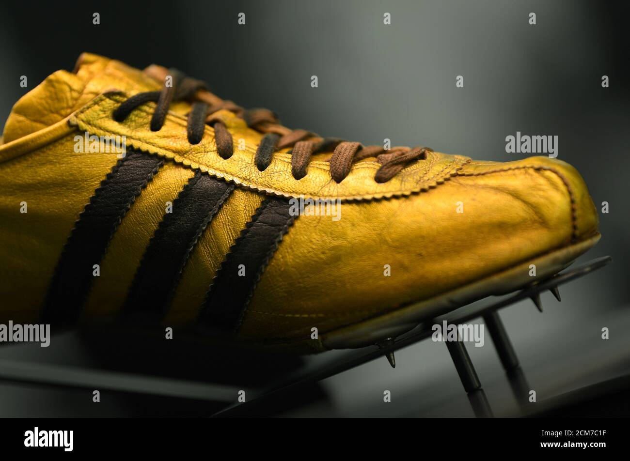 El zapato Adidas Azteca Gold 1968 se exhibe durante las celebraciones del  70º aniversario del fabricante alemán de ropa deportiva Adidas en la  exposición de historia de la compañía en Herzogenaurach, Alemania,