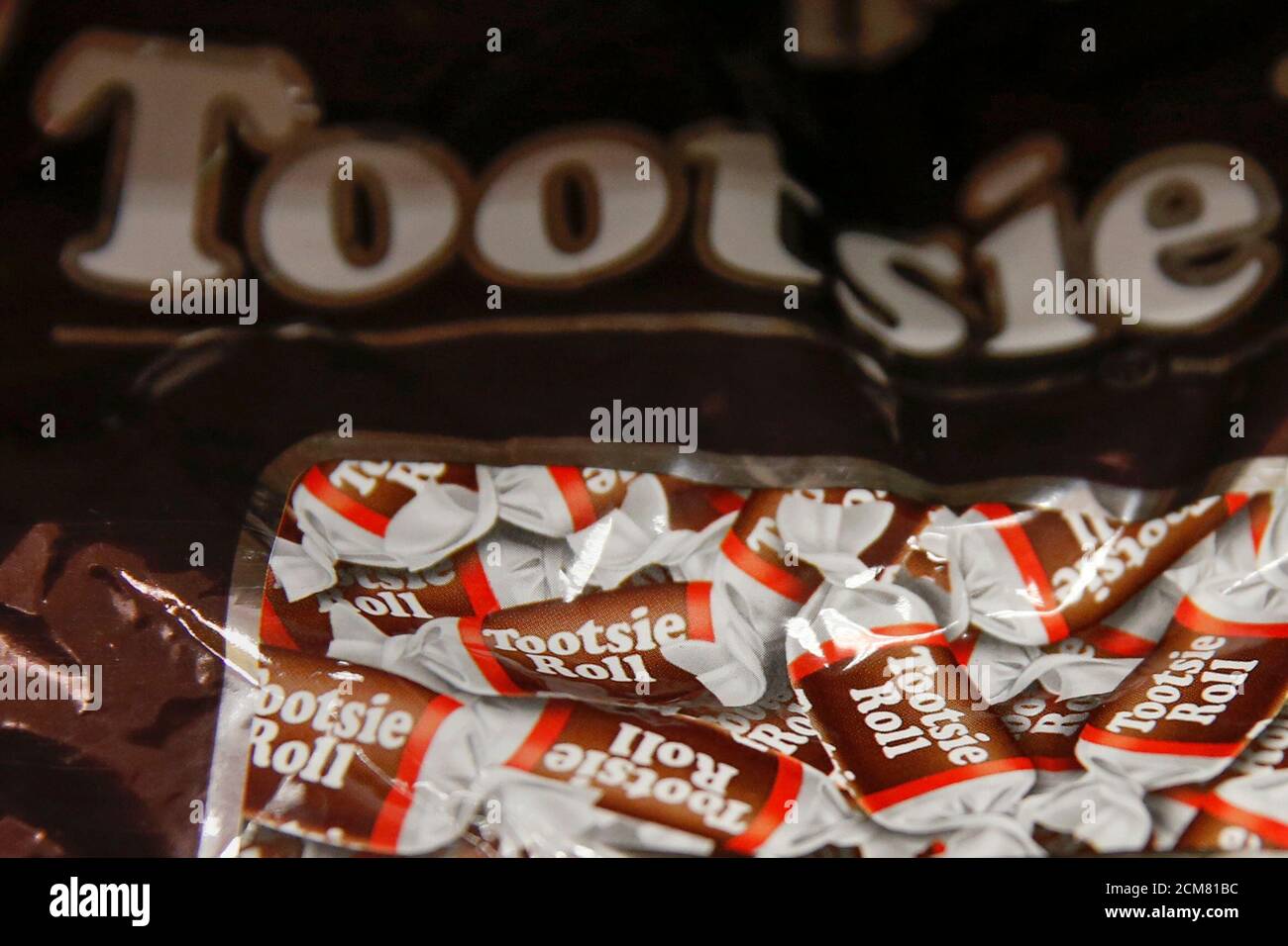 Una bolsa de caramelos Tootsie Roll se ve en Nueva York el 21 de enero de 2015. Melvin Gordon, director ejecutivo de Tootsie Roll Industries Inc, murió a la edad de 95 años después de una breve enfermedad, dijo la compañía, especulando con que el fabricante de caramelos podría ser adquirido. REUTERS/Shannon Stapleton (ESTADOS UNIDOS - Tags: BUSINESS OBITUARY FOOD) Foto de stock