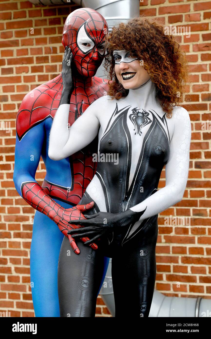 GEEK ART - Bodypainting and Transformaking: Spider-Man y Spider-Gwen fotocomunicación con Patrick Kiel y Lena Kiel en el Hefehof de Hamelin el 15 de septiembre de 2020 - un proyecto del fotógrafo Tschiponnique Skupin y el pintor de carrocerías Enrico Lein Foto de stock
