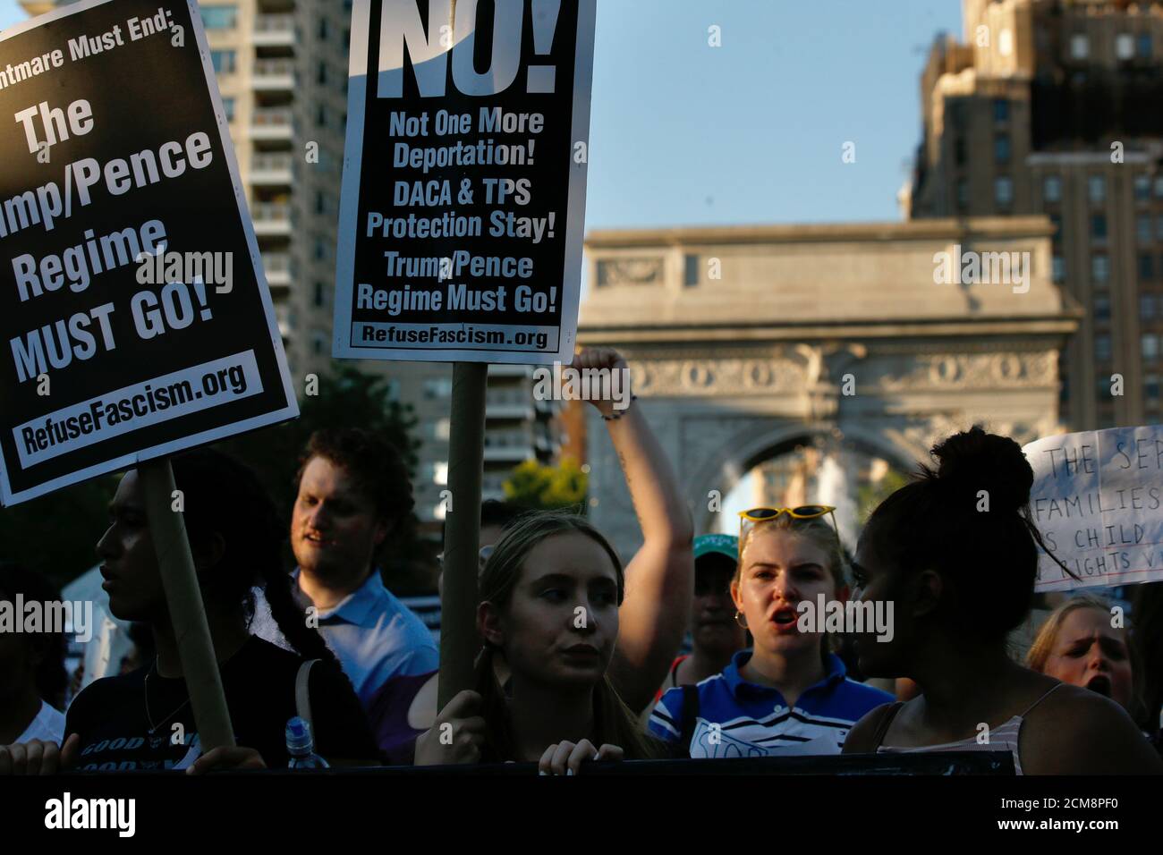 La gente protesta contra la política de la administración Trump de separar a las familias inmigrantes sospechosas de entrada ilegal, en Nueva York, NY, EE.UU., 19 de junio de 2018. REUTERS/Brendan McDermid Foto de stock