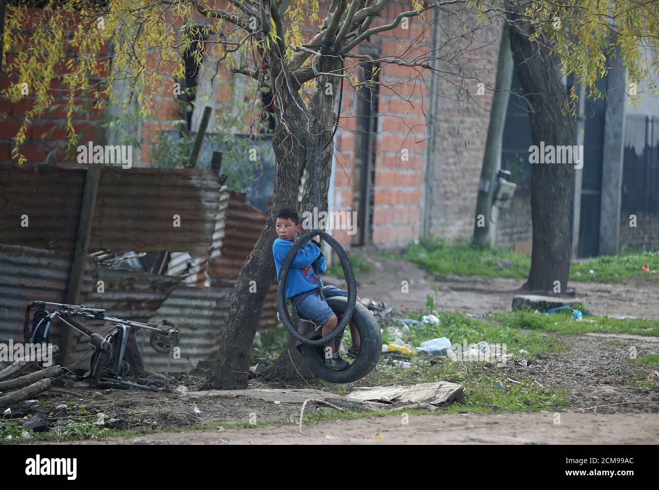 Un niño juega en un columpio hecho de neumáticos de caucho viejos en  Gregorio de Laferre, un barrio de bajos ingresos en las afueras de Buenos  Aires, Argentina 9 de julio de
