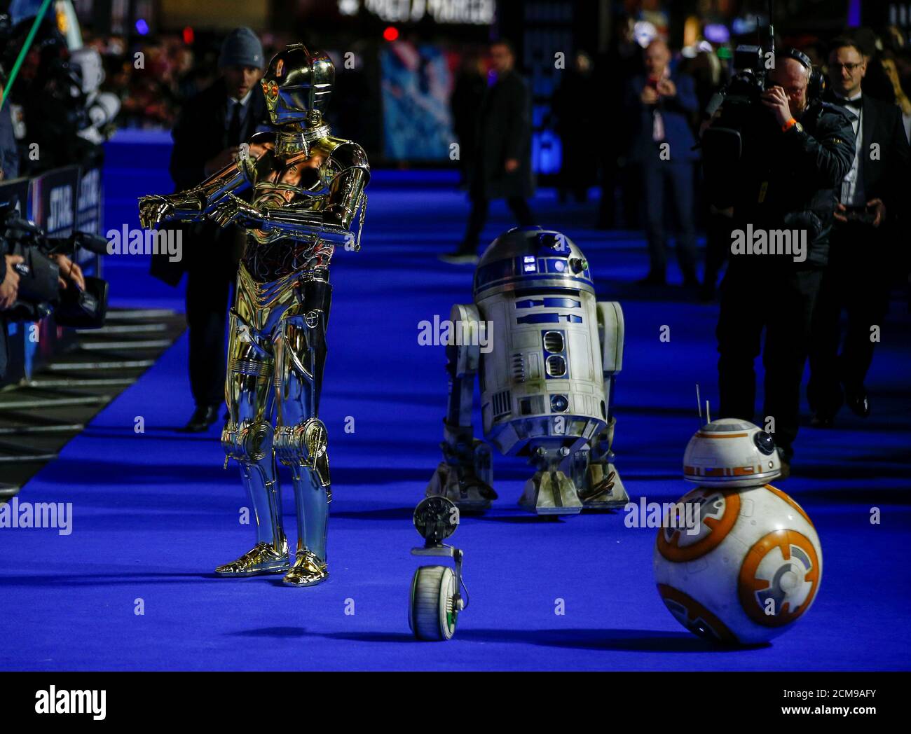 Los robots de Star Wars R2-D2 y BB8 y los droids C3P0 y D-0 asisten al  estreno de 'Star Wars: The Rise of Skywalker' en Londres, Gran Bretaña, el  18 de diciembre