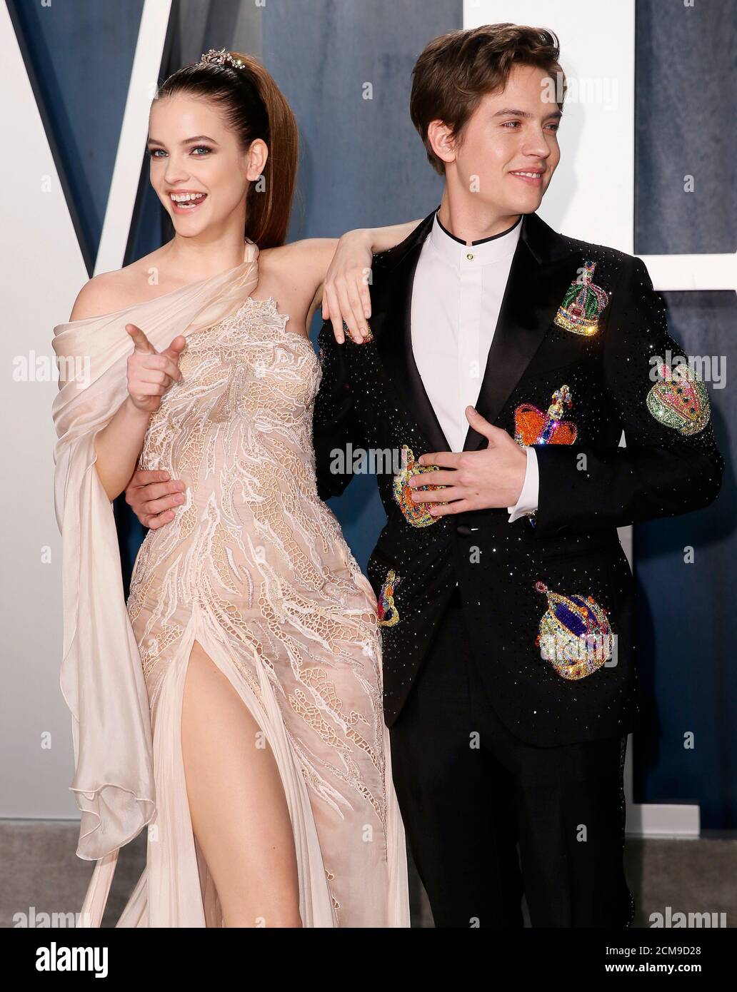 Barbara Palvin y Dylan Sprouse asisten a la fiesta de la Vanity Fair Oscar  en Beverly Hills durante los 92nd Academy Awards, en los Ángeles,  California, EE.UU., 9 de febrero de 2020.