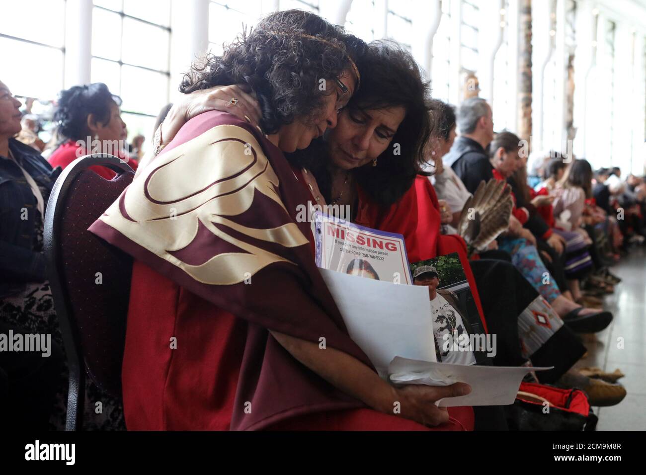 Las mujeres se abrazan durante la ceremonia de clausura de la Encuesta