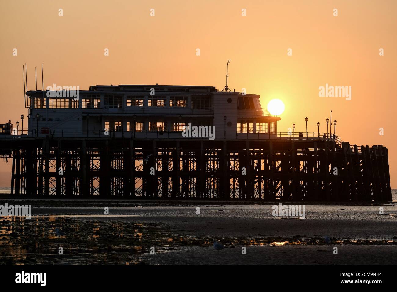 Worthing Beach, Worthing, Reino Unido. 17 de septiembre de 2020. El muelle del año Art Deco 2019 está perfilado por el sol mientras se levanta en una cálida mañana de septiembre. Imagen de crédito: Julie Edwards/Alamy Live News Foto de stock