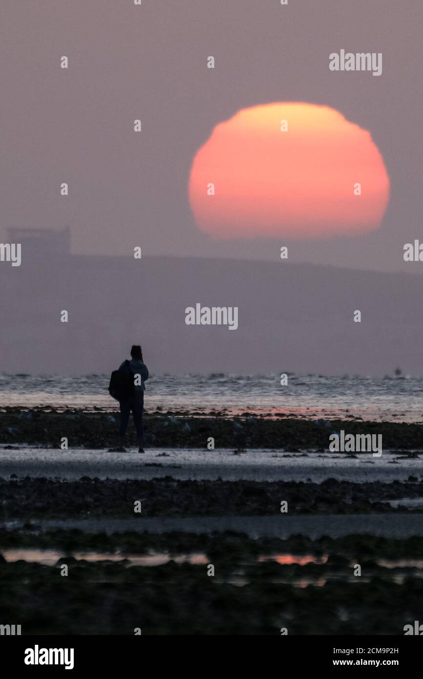 Worthing Beach, Worthing, Reino Unido. 17 de septiembre de 2020. El sol se levanta sobre los Downs y el Mar de Sussex en una cálida mañana de septiembre. Imagen de crédito: Julie Edwards/Alamy Live News Foto de stock