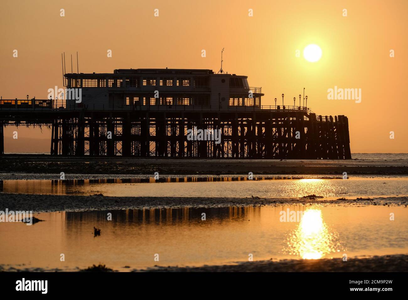 Worthing Beach, Worthing, Reino Unido. 17 de septiembre de 2020. El muelle del año Art Deco 2019 está perfilado por el sol mientras se levanta en una cálida mañana de septiembre. Imagen de crédito: Julie Edwards/Alamy Live News Foto de stock