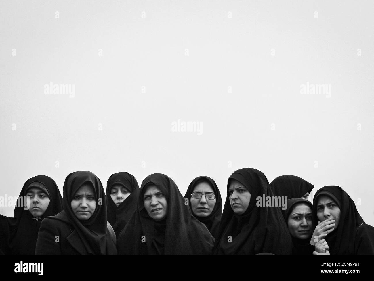 Teherán,Irán - Febrero 11,2008 : las mujeres en Irán tienen que usar la burqa.en Irán, las mujeres típicamente visten de negro.las mujeres iraníes tienen que usar burqas turísticas Foto de stock
