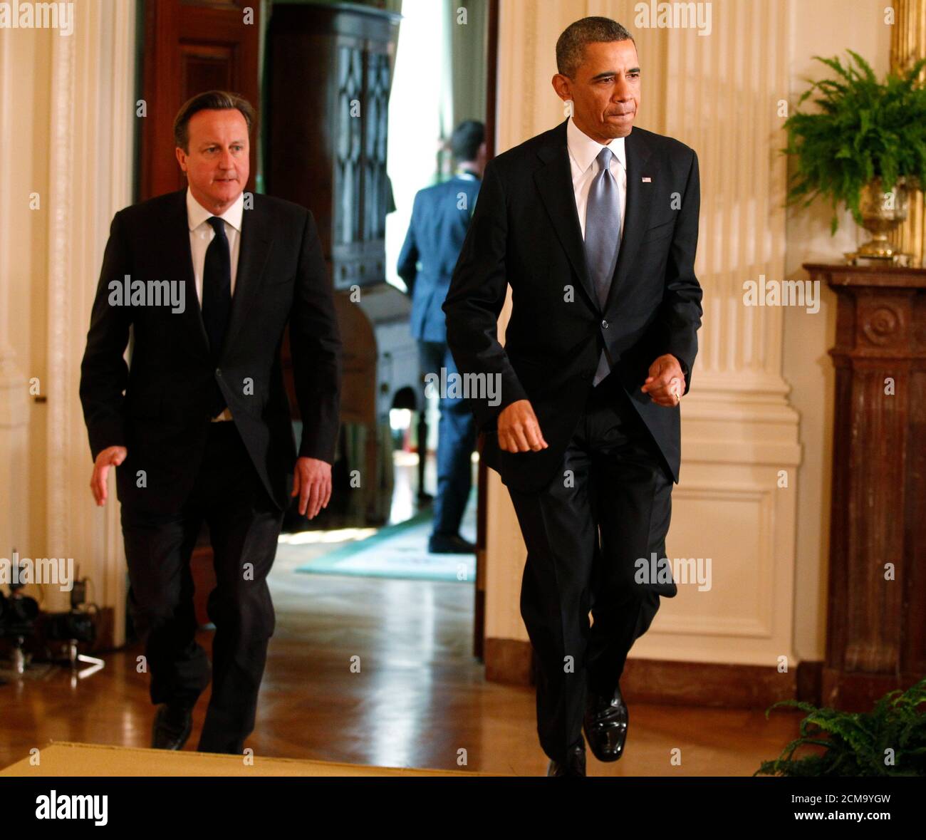 El primer ministro británico, David Cameron, y el presidente estadounidense, Barack Obama, llegan a una conferencia de prensa conjunta en la Sala este de la Casa Blanca, en Washington, el 13 de mayo de 2013. REUTERS/Jim Bourg (ESTADOS UNIDOS - Tags: POLÍTICA) Foto de stock
