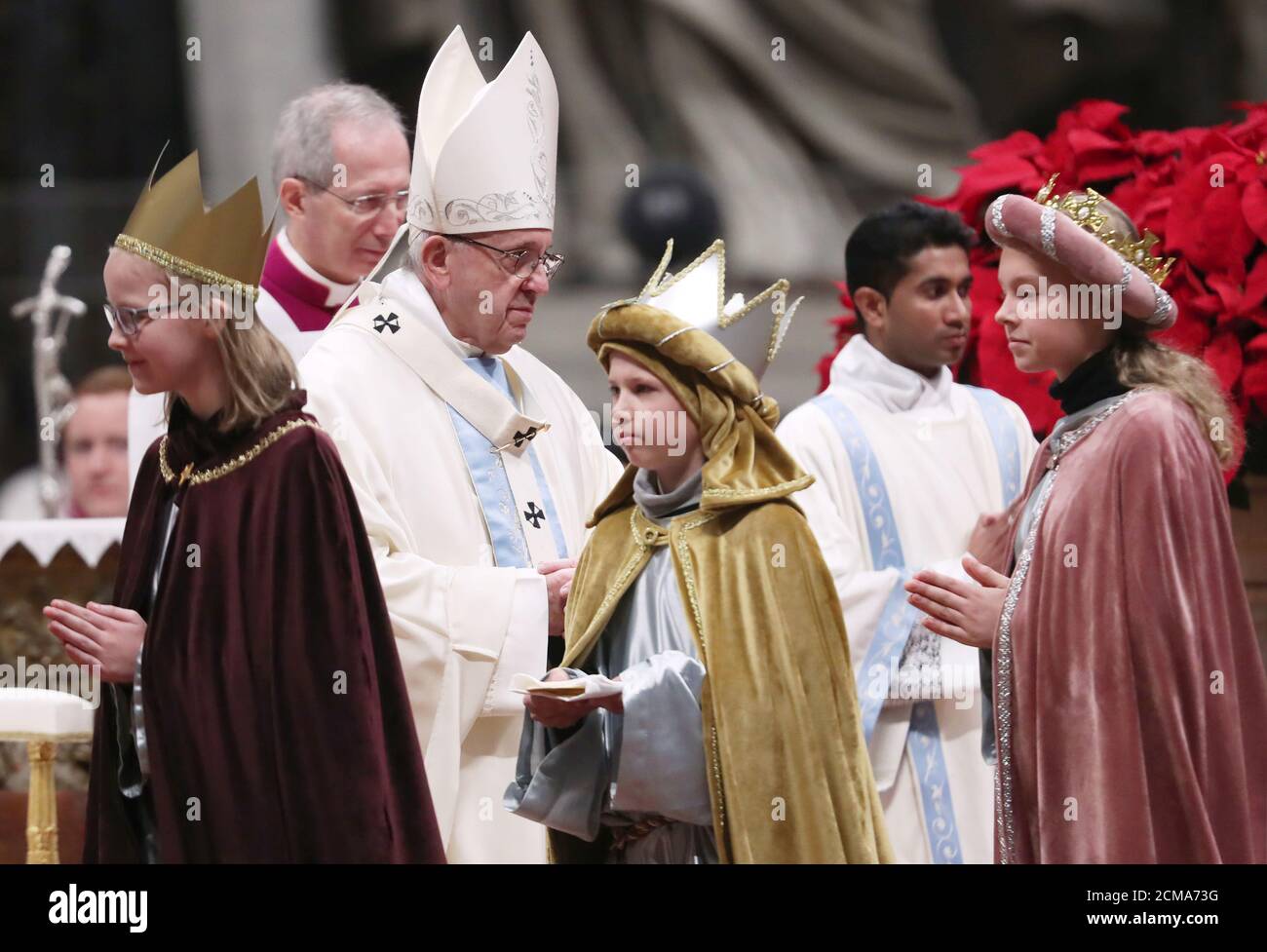 El Papa Francisco mira como los niños vestidos como los tres Reyes Magos asisten a una misa para conmemorar la Jornada Mundial de la Paz en la Basílica de San Pedro en El Papa Francisco mira como los niños vestidos como los tres Reyes Magos asisten a una misa para conmemorar la Jornada Mundial de la Paz en la Basílica de San Pedro en