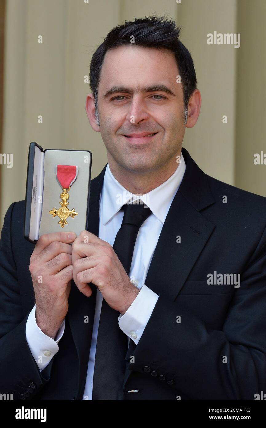 Ronnie o'Sullivan, jugador de snooker, plantea después de recibir un OBE  del Príncipe de Gales en una ceremonia de investidura en el Palacio de  Buckingham en Londres, Gran Bretaña 6 de mayo