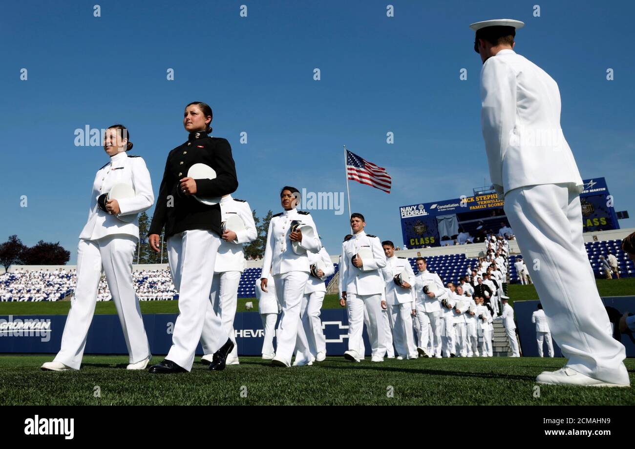 Las mujeres de los buques, obligados a usar pantalones en lugar de faldas  por primera vez, marchan al campo para su graduación y ceremonia de puesta  en marcha en la Academia Naval