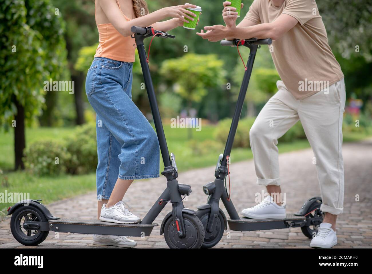 Scooter de movilidad para dos personas fotografías e imágenes de alta