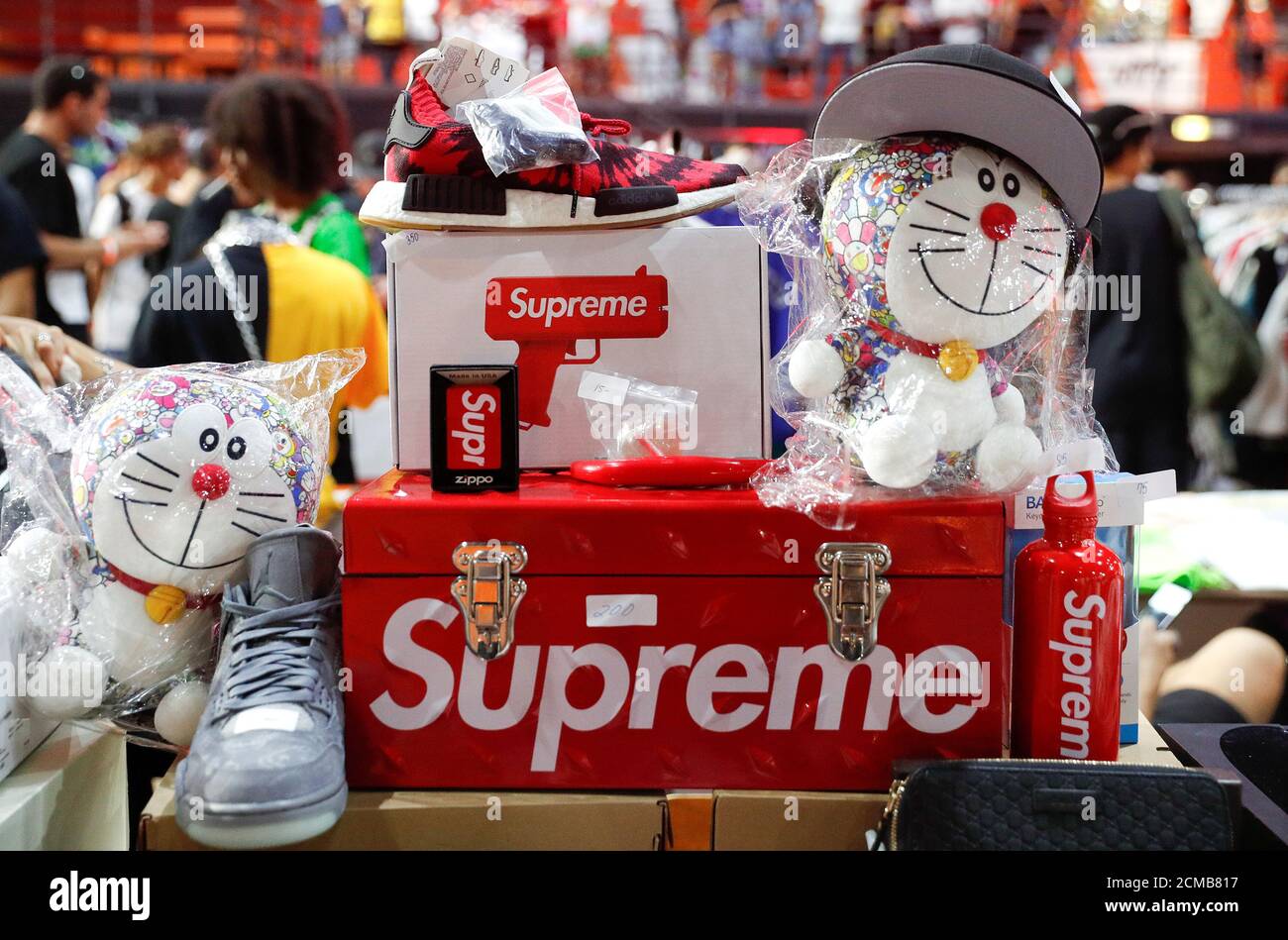 Los productos Supreme de la Marca estadounidense de ropa se ven en el  KICKIT Sneaker e Streetwear Market en Roma, Italia, 23 de septiembre de  2018. Foto tomada el 23 de septiembre