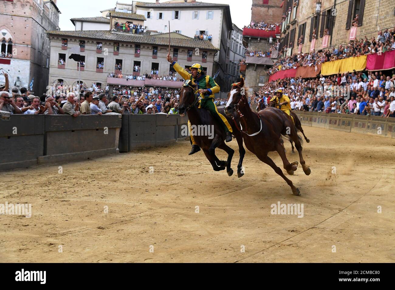 Caballo Remorex, de la parroquia de 'elva' (Bosque), se ve sin su jockey  mientras gana el histórico Palio de Siena carrera de caballos, en Siena,  Italia 16 de agosto de 2019. Reuters/Alberto