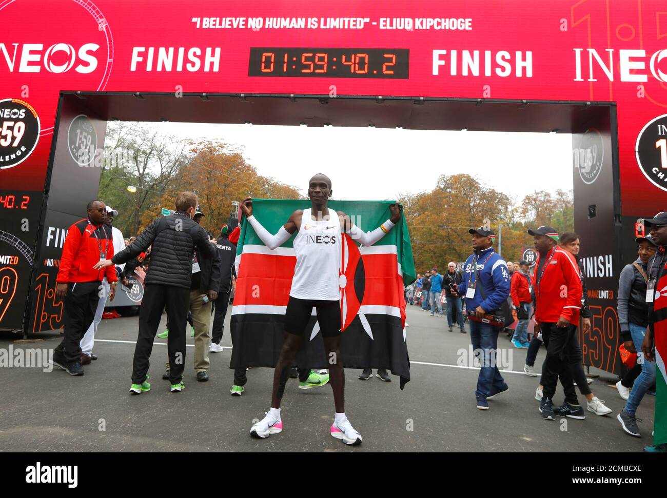 Eliud Kipchoge de Kenia, el récord mundial del maratón, con zapatillas Nike  Vaporfly, celebra tras un exitoso intento de correr una maratón en menos de  dos horas en Viena, Austria, el 12