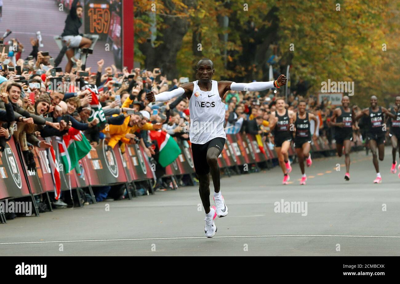 El keniata Eliud Kipchoge, el récord mundial de la maratón, cruza la línea  de meta con zapatos Nike Vaporfly durante su intento de correr una maratón  en menos de dos horas en
