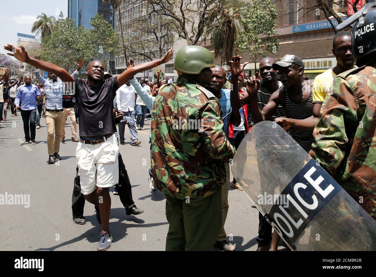 Los partidarios de la coalición opositora National Super Alliance (NASA) se manifiestan cerca de policías antidisturbios en Nairobi, Kenia 6 de octubre de 2017. REUTERS/Thomas Mukoya Foto de stock