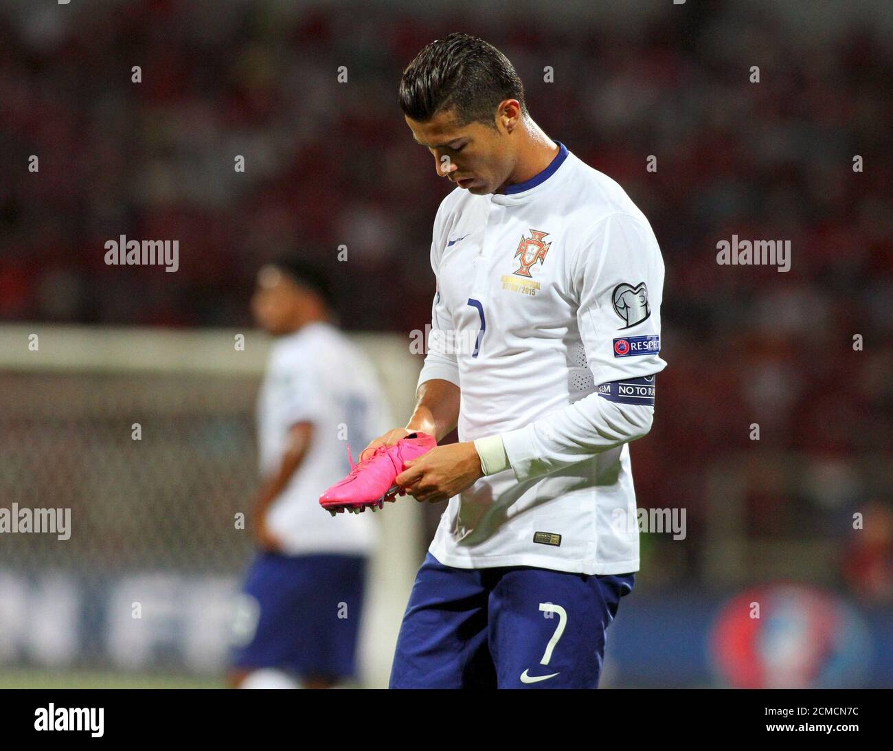 Cristiano Ronaldo de Portugal lleva su bota durante su partido de fútbol de  clasificación de la Eurocopa 2016 contra Albania en el estadio Elbasan  Arena en Elbasan, Albania, el 7 de septiembre
