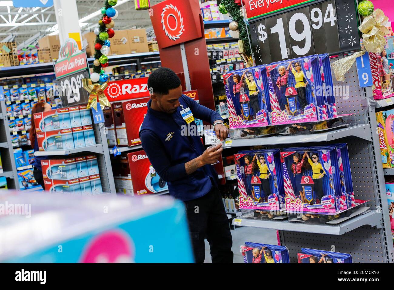 A Walmart worker organises products for Christmas season at a Walmart store  in Teterboro, New Jersey, U.S., October 26, 2016. REUTERS/Eduardo Munoz  Fotografía de stock - Alamy