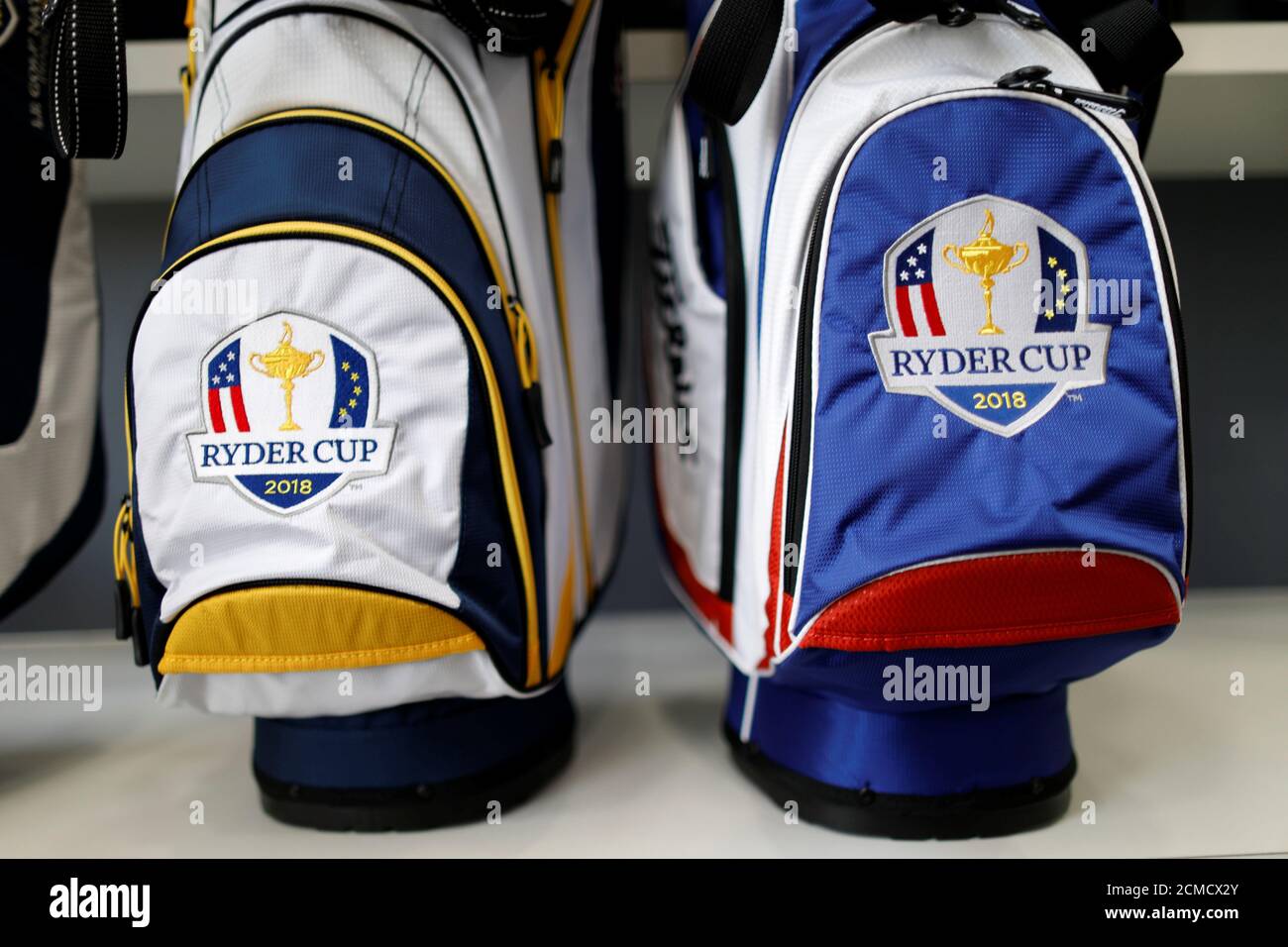 Las bolsas con el logo de la Ryder Cup 2018 se exhiben para la venta en el  Golf National de Francia, donde el torneo de la Ryder Cup 2018 se llevará a